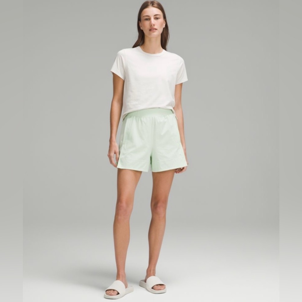 EUC 🍋 Lululemon Stretch Woven Relaxed-Fit High-Rise Short 4”